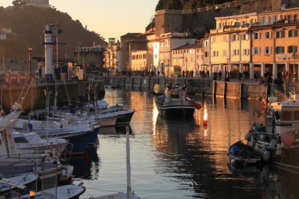 Donostiako arrantza-portua, port de pêche de Saint-Sébastien, puerto pesquero de San Sebastián, fishing port of San Sebastián